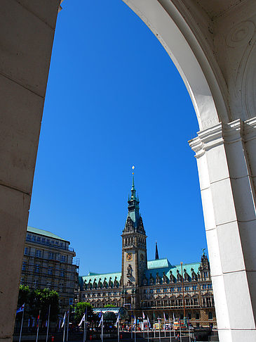 Blick durch die Bögen der Alster Arkaden auf das Rathaus