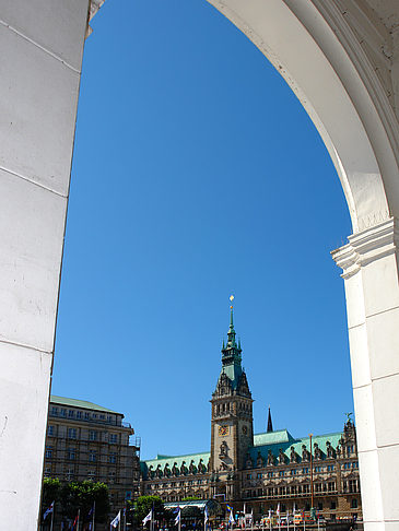 Fotos Blick durch die Bögen der Alster Arkaden auf das Rathaus | Hamburg