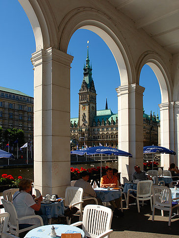 Blick durch die Bögen der Alster Arkaden auf das Rathaus Fotos