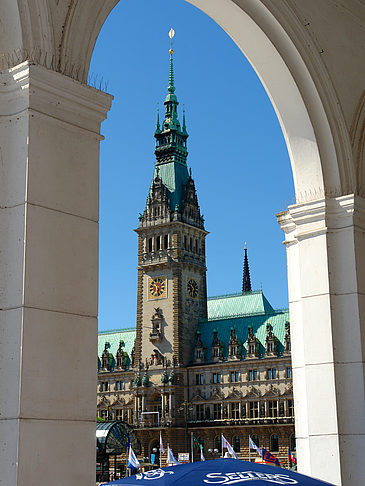 Fotos Blick durch die Bögen der Alster Arkaden auf das Rathaus | Hamburg