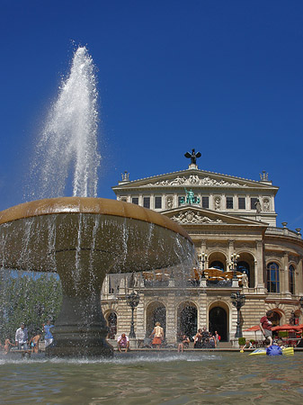 Alte Oper mit Brunnen