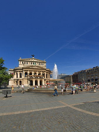 Alte Oper mit Häusern