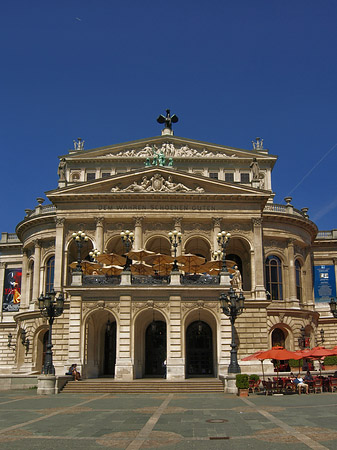 Fotos Alte Oper mit Schirmen