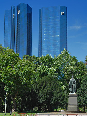 Deutsche Bank mit Statue Foto 