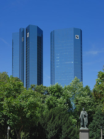 Deutsche Bank mit Statue Fotos