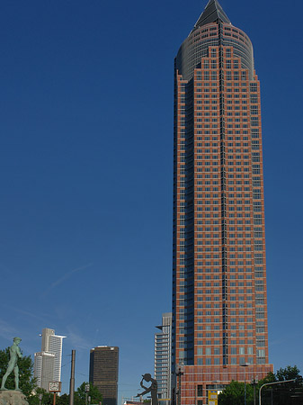 Messeturm mit Ludwig-Erhard-Anlage