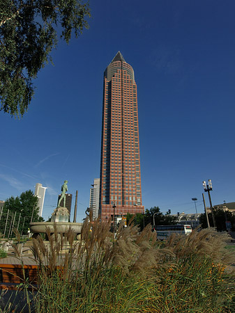 Messeturm auf Wiese Foto 