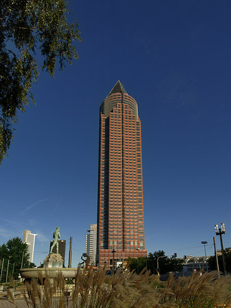 Messeturm auf Wiese Foto 