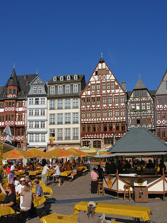 Foto Römer mit Schirmen - Frankfurt am Main