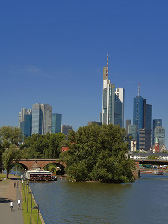 Skyline von Frankfurt mit Ufer Fotos