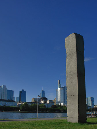 Obelisk vor Städelsches Kunstinstitut