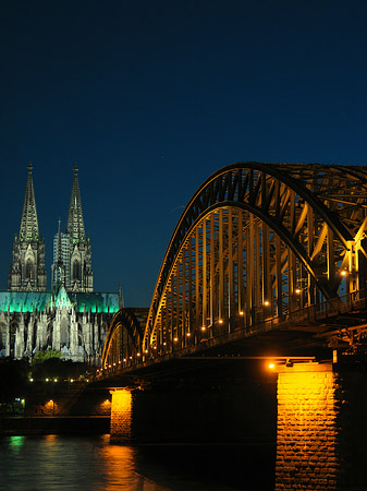 Fotos Kölner Dom hinter der Hohenzollernbrücke