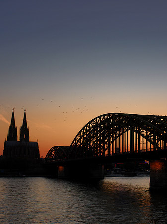 Foto Kölner Dom hinter der Hohenzollernbrücke