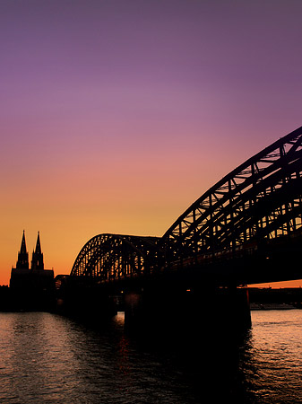 Fotos Kölner Dom hinter der Hohenzollernbrücke