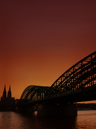 Foto Kölner Dom hinter der Hohenzollernbrücke - Köln