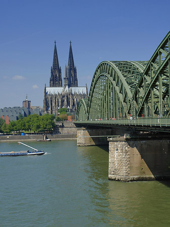 Schiff unter der Hohenzollernbrücke Foto 