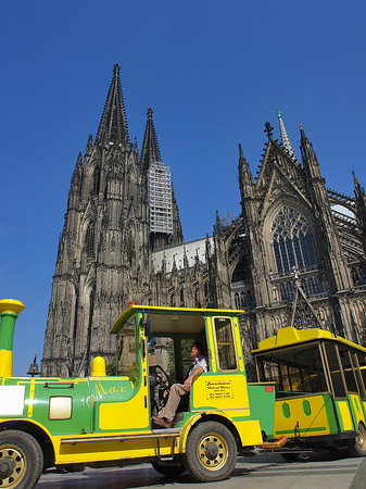 Fotos Bimmelbahn fährt zum Kölner Dom