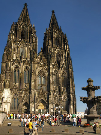 Touristen tummeln sich vor Kölner Dom Fotos