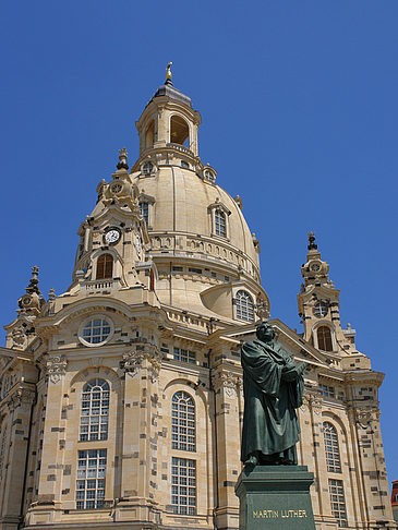 Lutherdenkmal vor der Frauenkirche Foto 