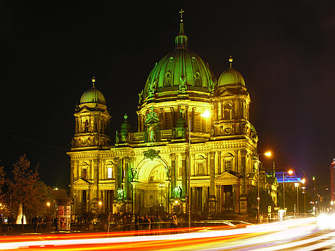 Berliner Dom bei Nacht Foto 