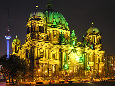 Berliner Dom bei Nacht Foto 