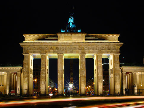 Fotos Brandenburger Tor mit Straßenverkehr | Berlin