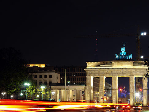 Brandenburger Tor mit Straßenverkehr