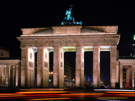 Brandenburger Tor mit Straßenverkehr Foto 