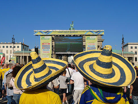 Foto Fans am Brandenburger Tor - Berlin