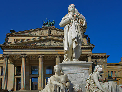 Schillerdenkmal mit Konzerthaus