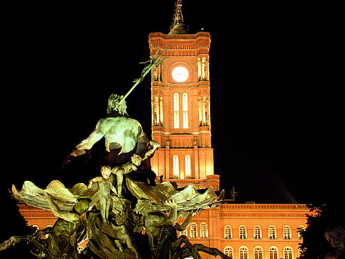 Rotes Rathaus bei Nacht Foto 