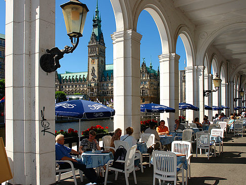 Blick durch die Bögen der Alster Arkaden auf das Rathaus Fotos