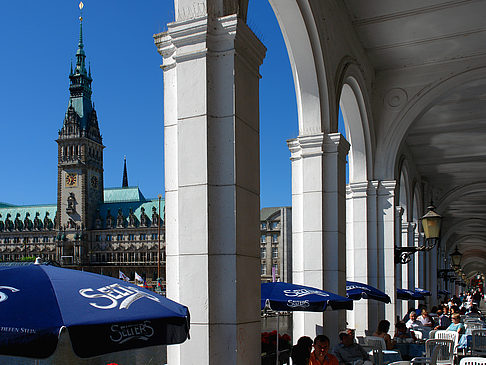 Fotos Blick durch die Bögen der Alster Arkaden auf das Rathaus