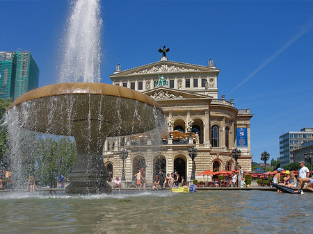 Fotos Alte Oper mit Brunnen