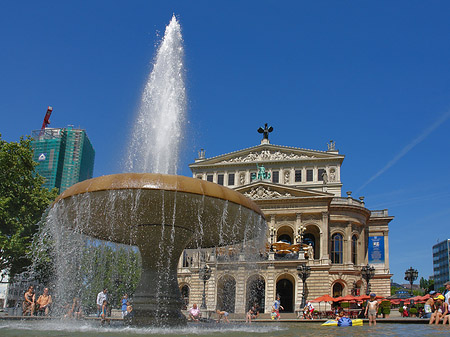 Fotos Alte Oper mit Brunnen