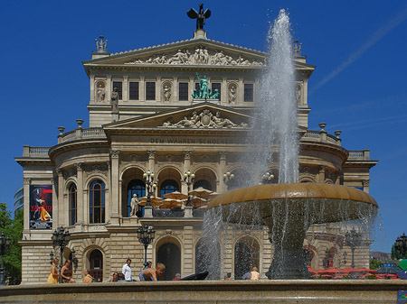 Fotos Alte Oper mit Brunnen