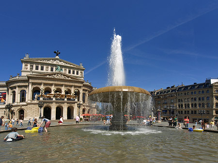 Foto Alte Oper mit Brunnen - Frankfurt am Main