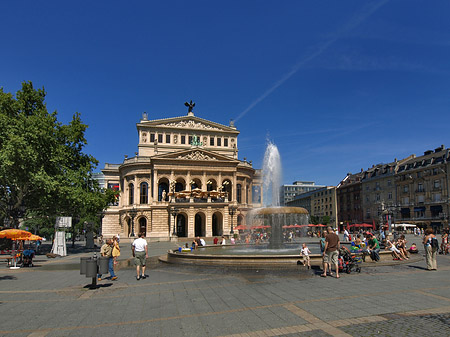 Foto Alte Oper mit Häusern