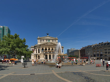 Fotos Alte Oper mit Häusern