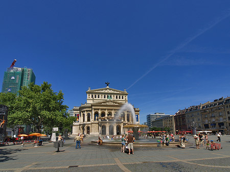 Fotos Alte Oper mit Häusern