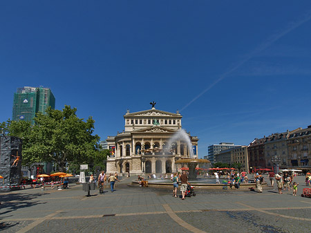 Alte Oper mit Häusern Fotos