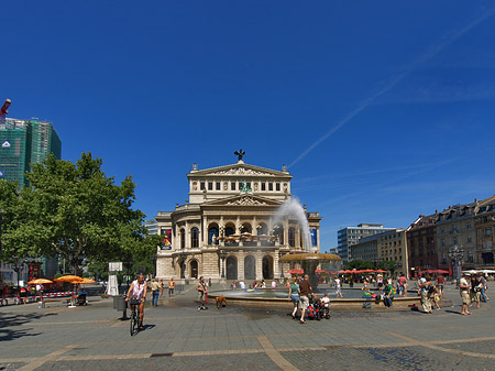 Foto Alte Oper mit Häusern