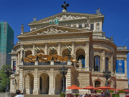 Foto Alte Oper mit Schirmen - Frankfurt am Main