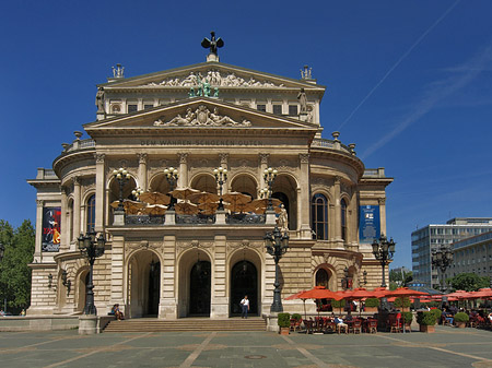 Foto Alte Oper mit Schirmen