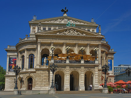 Alte Oper mit Schirmen Foto 