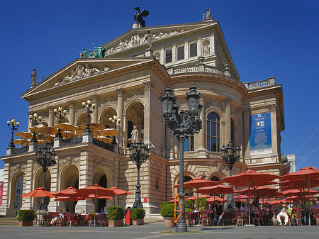 Alte Oper mit Schirmen