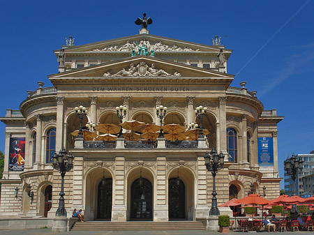 Alte Oper mit Schirmen Foto 