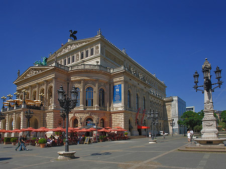 Foto Alte Oper mit Schirmen