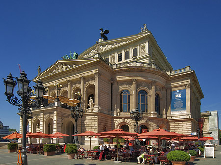 Foto Alte Oper mit Schirmen