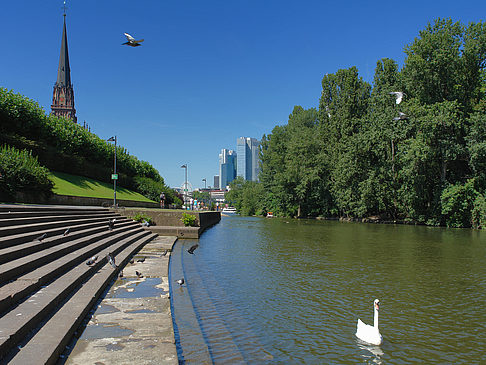 Foto Dreikoenigskirche mit Main - Frankfurt am Main